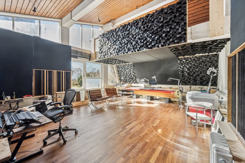 Lots of space for living, working, and creativity (4)