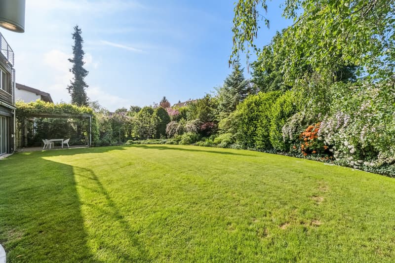 Exclusive living experience with pool & exceptional garden (12)