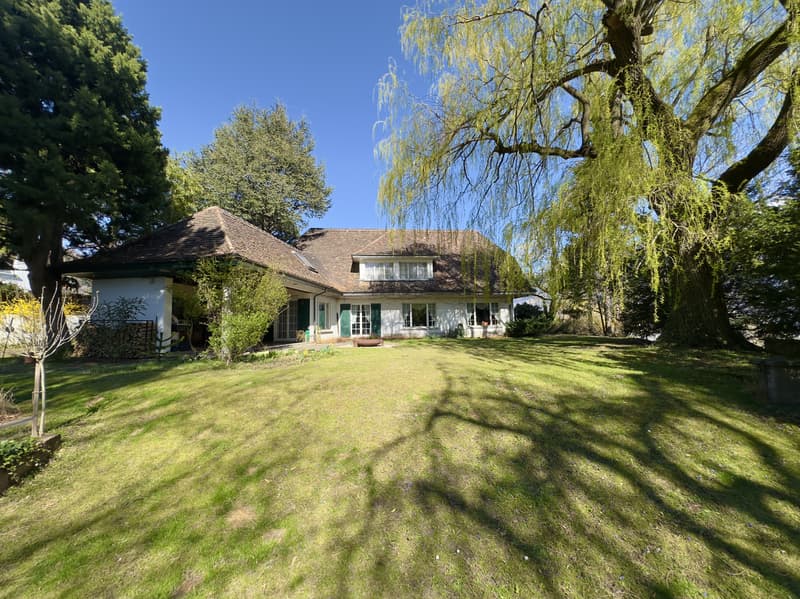 English country house with large plot and building land reserve (2)