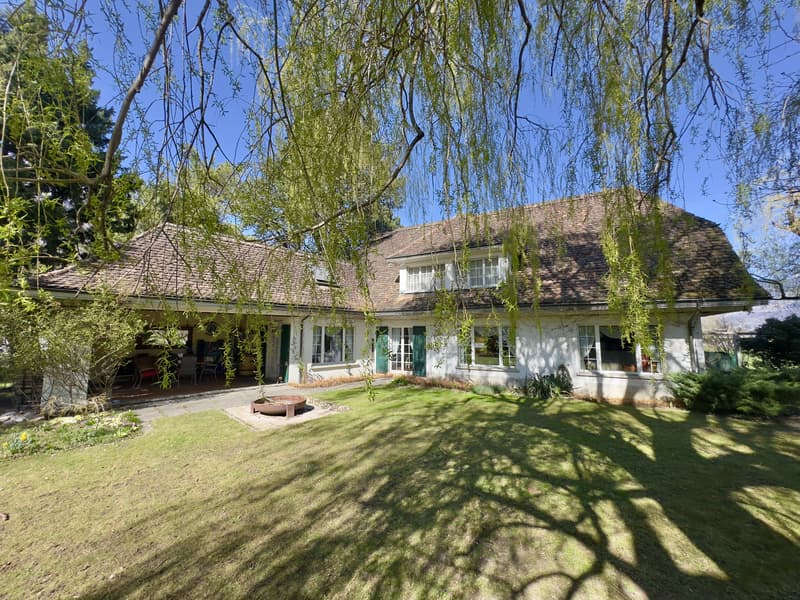 English country house with large plot and building land reserve (1)