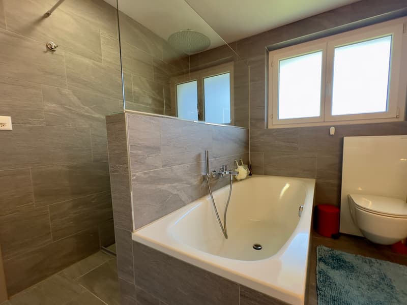 Casa unifamiliare con terreno molto grande, privacy e riserva di costruzione! (11)