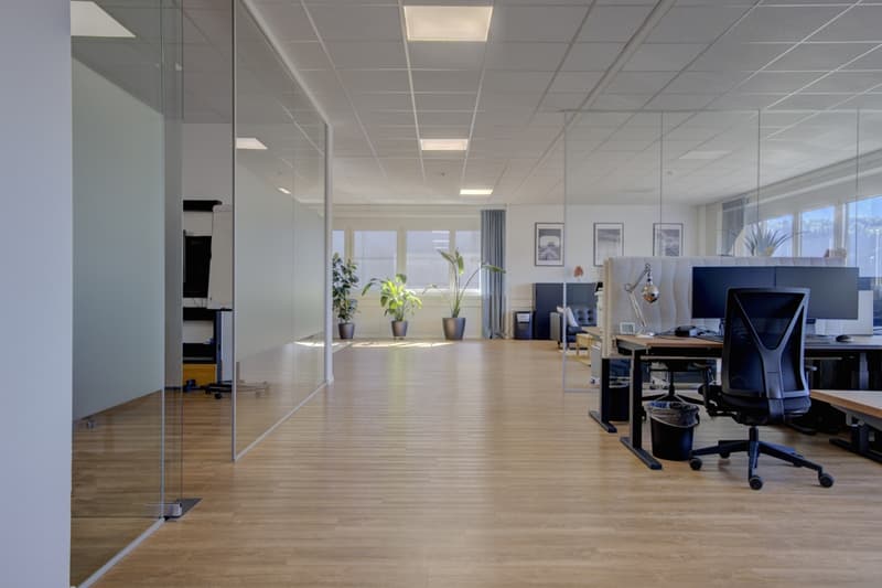 Moderne Bürofläche mit Küche & Sitzungszimmer (2)