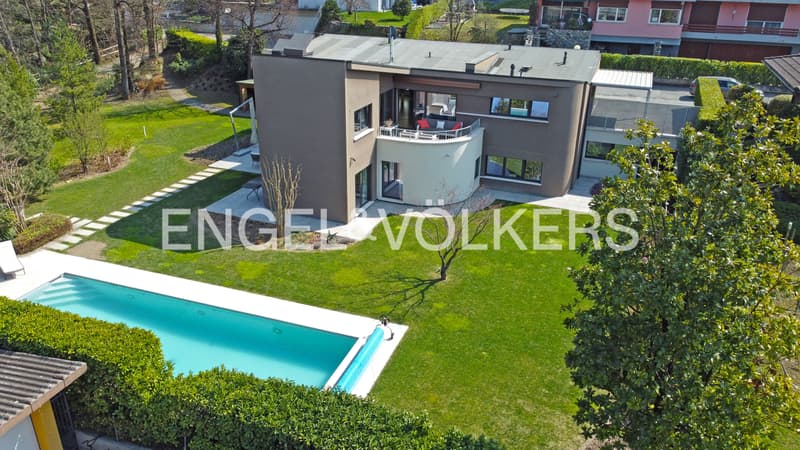 Villa di design moderna ed elegante con piscina (2)