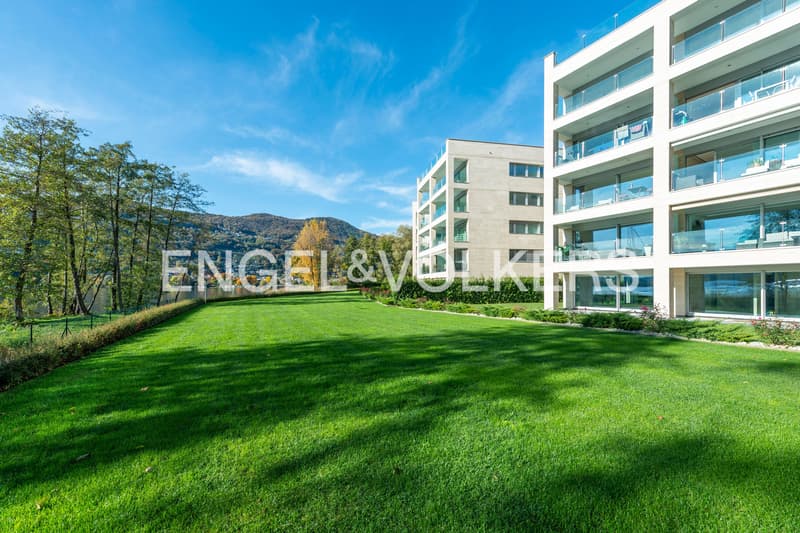 Prestigiosa residenza fronte lago | appartamento con giardino (2)