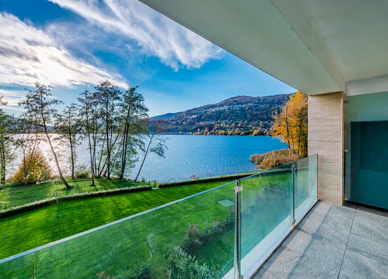 Prestigiosa residenza fronte lago (1)