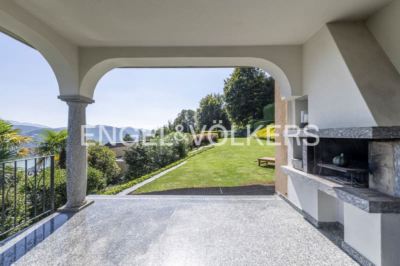Villa accogliente con grande giardino e vista sul lago (11)