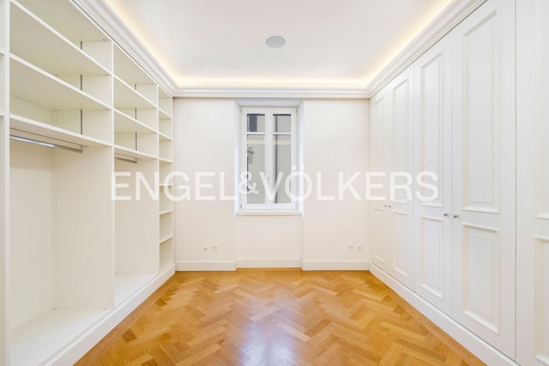 Renovated representative building in the center of Lugano (11)