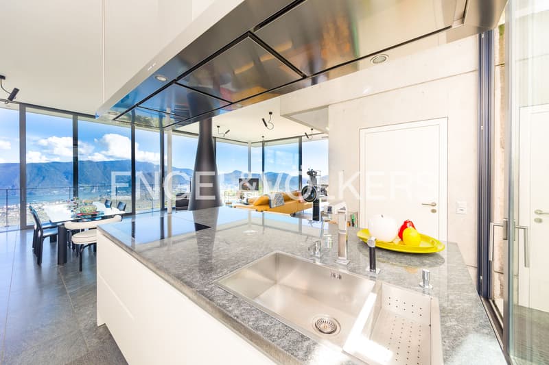 Refined villa with garden and exclusive lake view (7)
