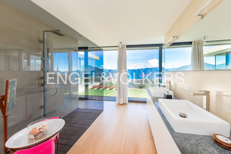 Refined villa with garden and exclusive lake view (9)