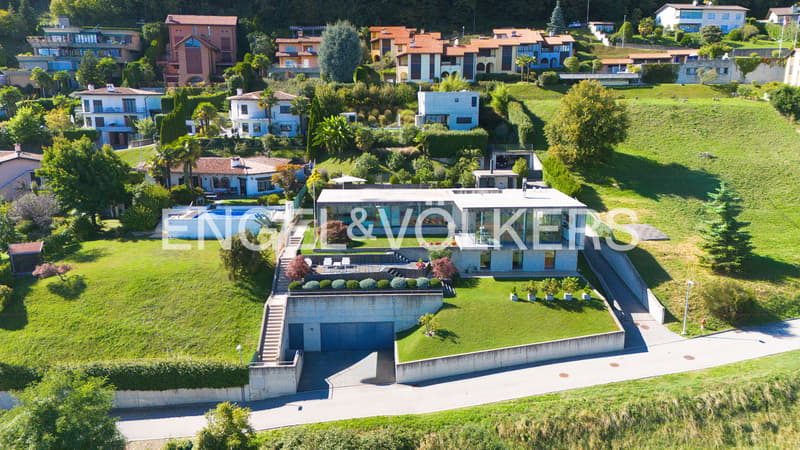 Refined villa with garden and exclusive lake view (2)