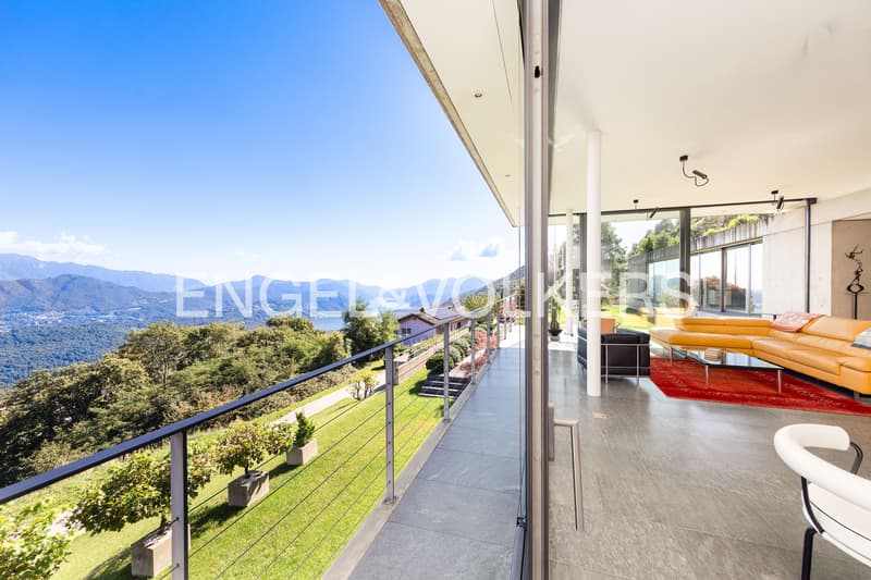 Refined villa with garden and exclusive lake view (3)
