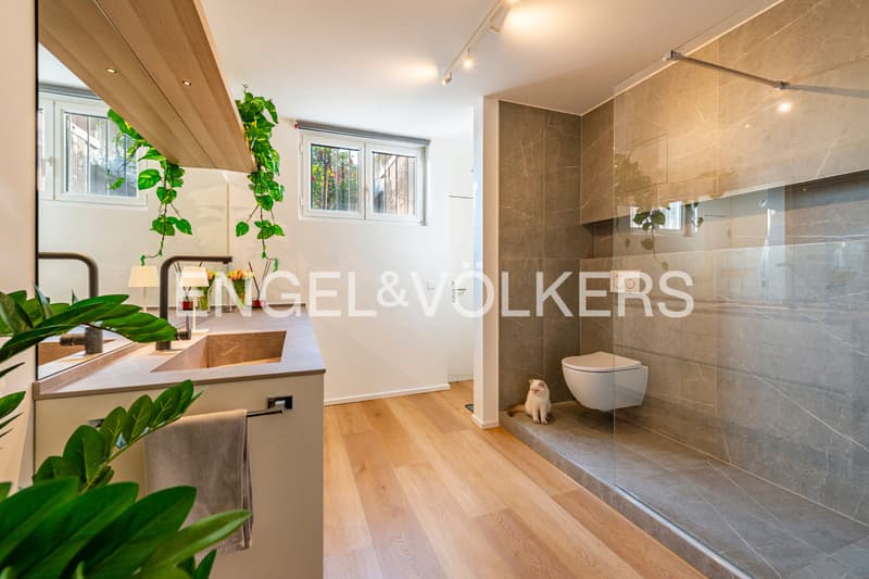 Prestigious semi-detached villa with terrace and lake view (12)