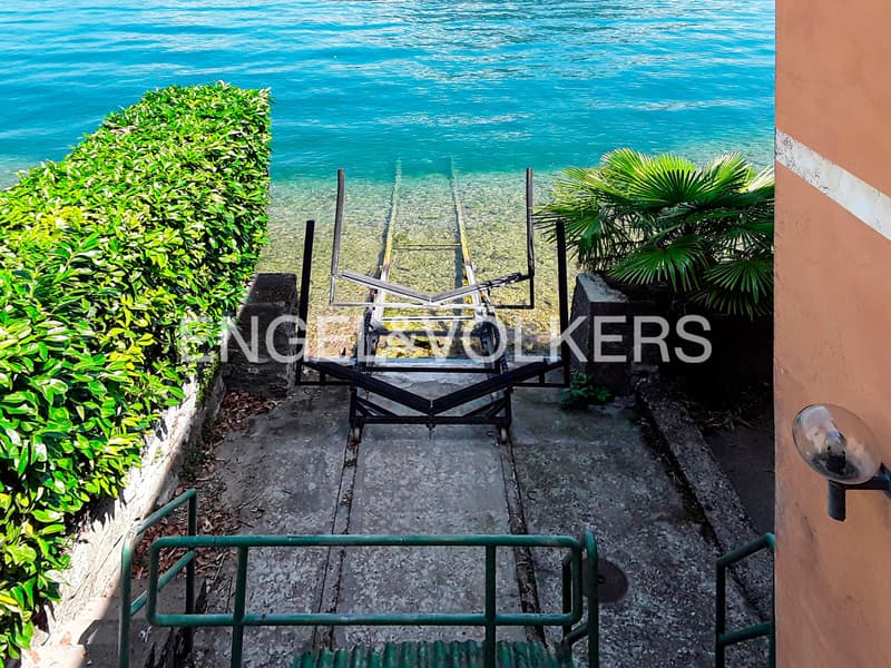 Villa située directement au bord du lac avec hangar à bateaux privé (3)