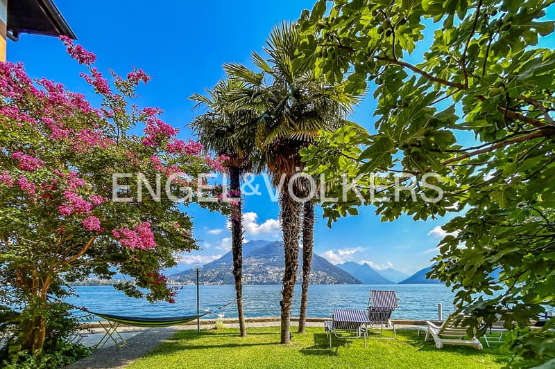Lakefront villa with private dock (2)