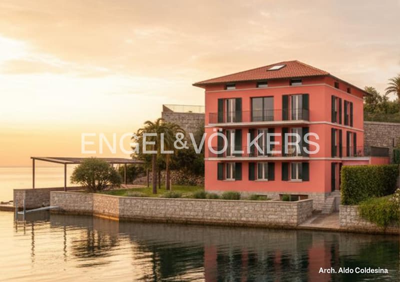 Villa située directement au bord du lac avec hangar à bateaux privé (7)