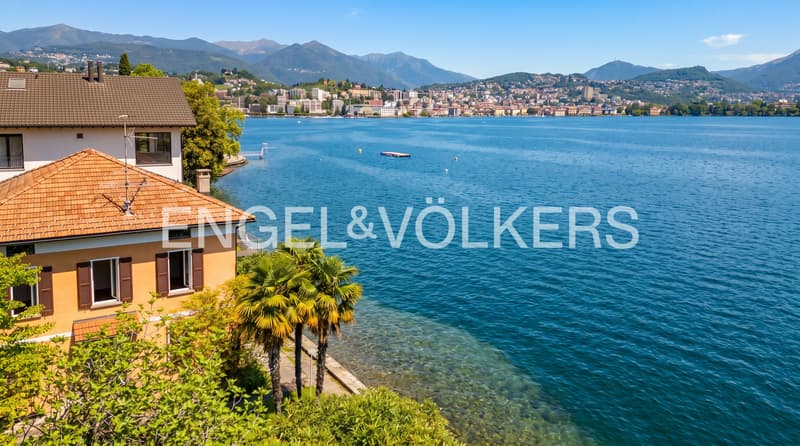 Lakefront villa with private dock (4)
