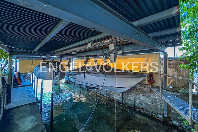 Villa située directement au bord du lac avec hangar à bateaux privé (4)