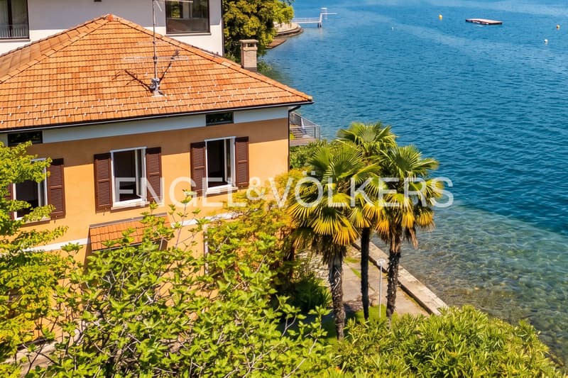 Lakefront villa with private dock (7)
