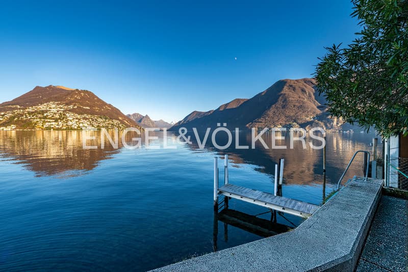 Villa située directement au bord du lac avec hangar à bateaux privé (5)
