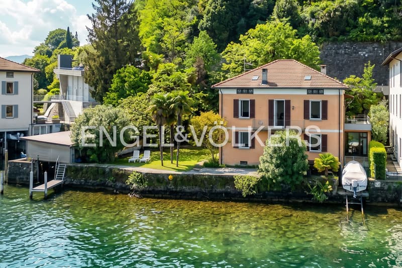 Lakefront villa with private dock (8)