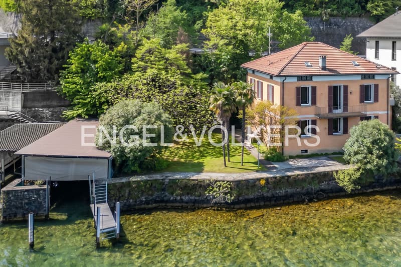 Lakefront villa with private dock (10)