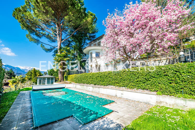 Villa d'époque de prestige avec vue sur le lac (12)