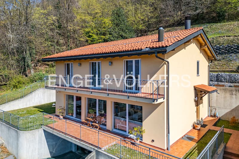 Villa mit offener Aussicht in Wohngegend (1)