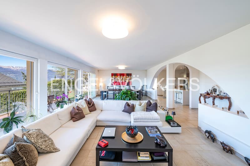 Villa mit offener Aussicht in Wohngegend (2)