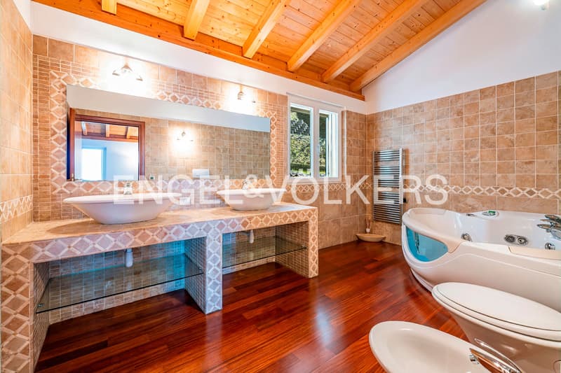 Villa mit offener Aussicht in Wohngegend (10)