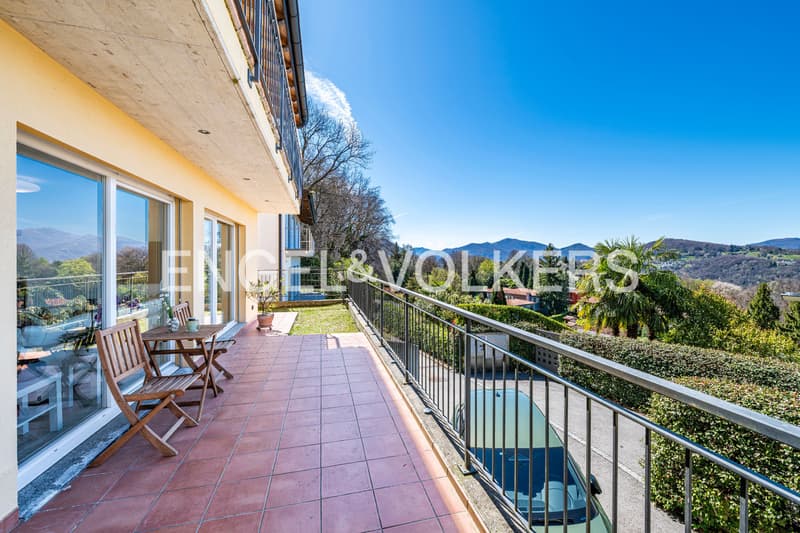 Villa mit offener Aussicht in Wohngegend (3)