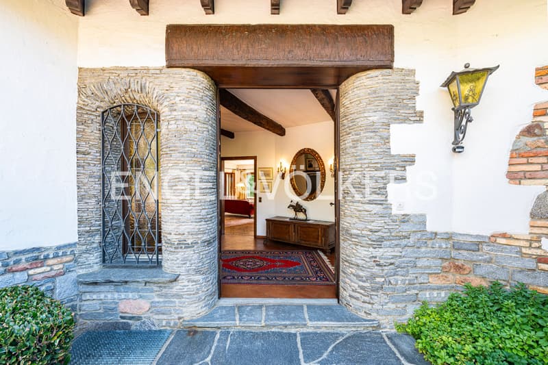 Exklusive mediterrane Villa mit Pool und freier Sicht (11)
