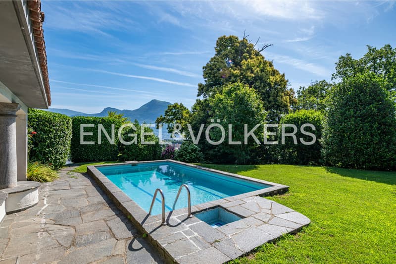 Exklusive mediterrane Villa mit Pool und freier Sicht (12)