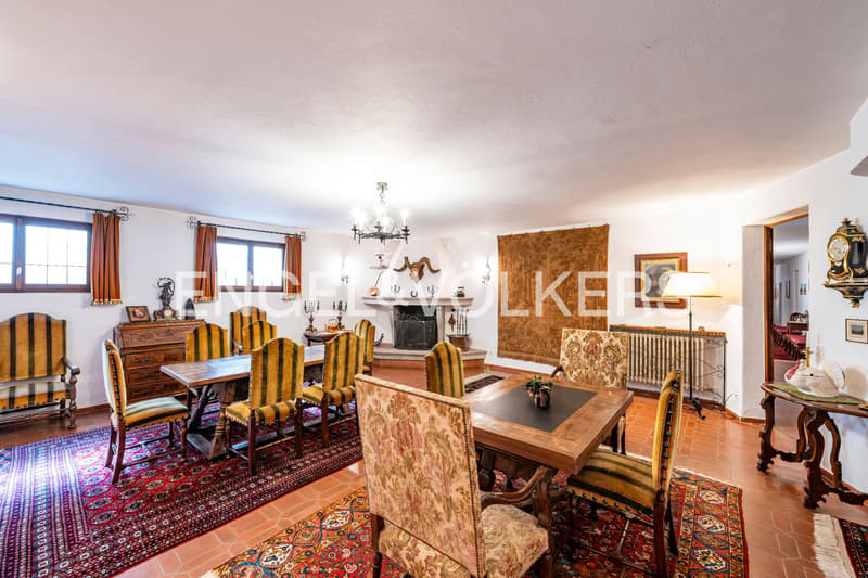 Exklusive mediterrane Villa mit Pool und freier Sicht (10)