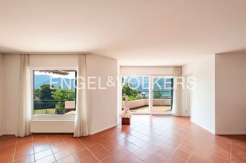 Appartamento con ampia terrazza e vista lago (2)