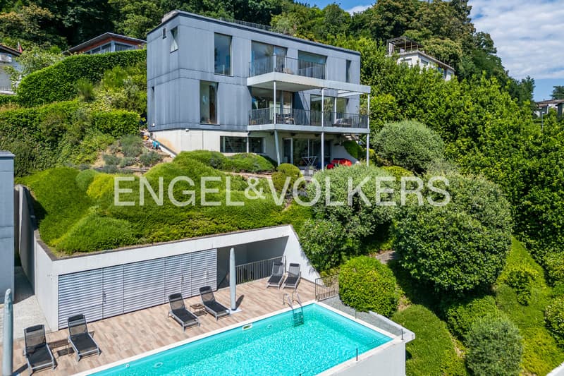 Moderne Villa mit Seeblick und Swimmingpool (1)