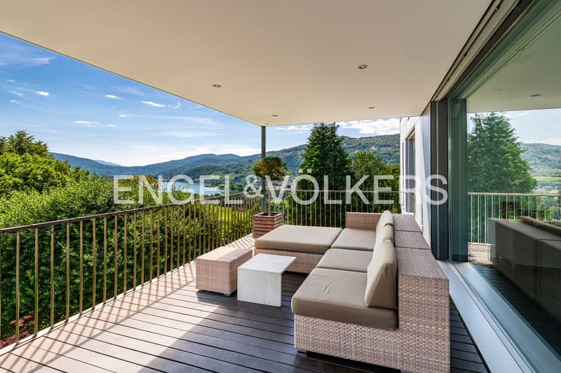 Moderne Villa mit Seeblick und Swimmingpool (10)