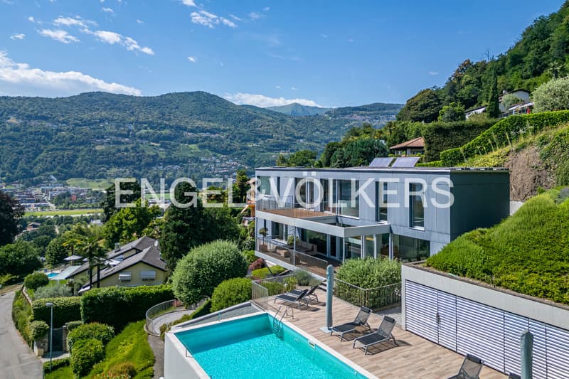 Moderne Villa mit Seeblick und Swimmingpool (1)