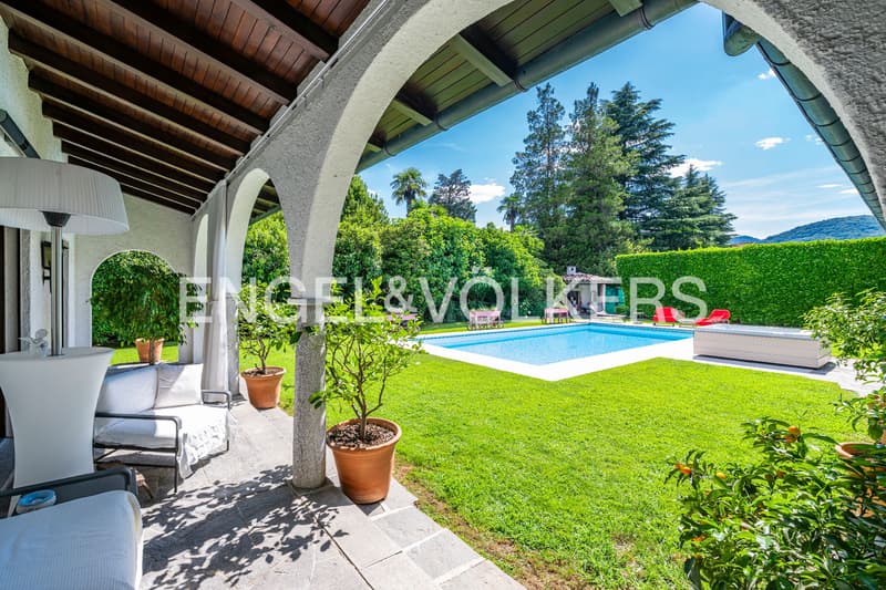 Exclusive villa with pool in the front row by the lake (11)