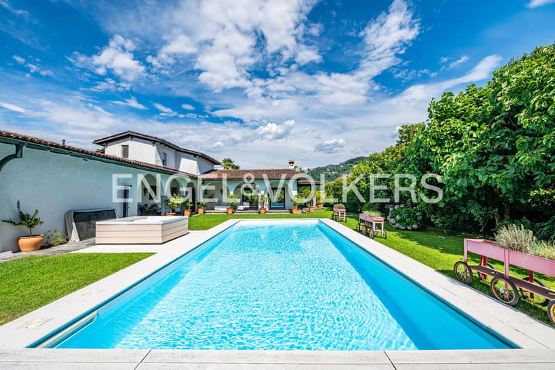 Exclusive villa with pool in the front row by the lake (13)