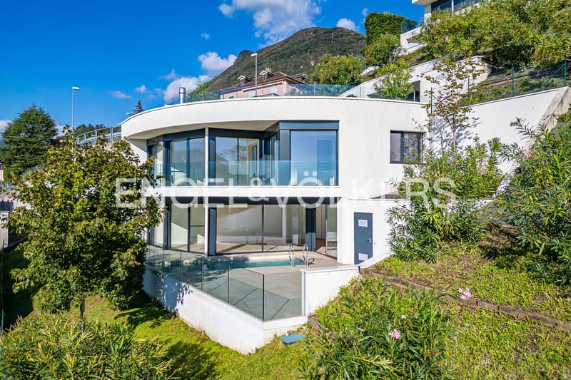 Villa soleggiata con piscina e vista aperta (1)