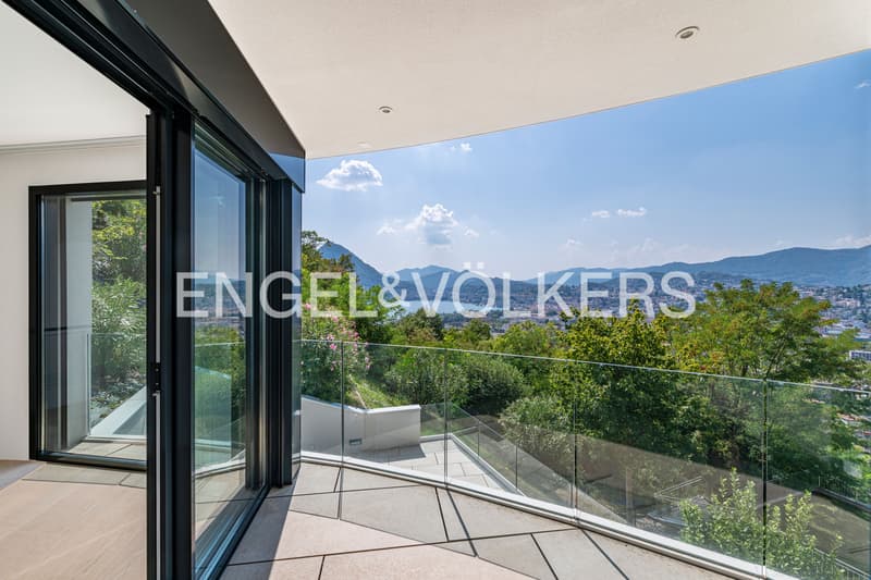 Villa soleggiata con piscina e vista aperta (1)