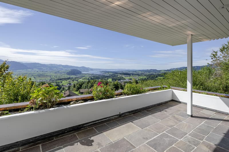 Habitation élégante avec beaucoup d'espace et une vue panoramique sur le lac et les Alpes (2)