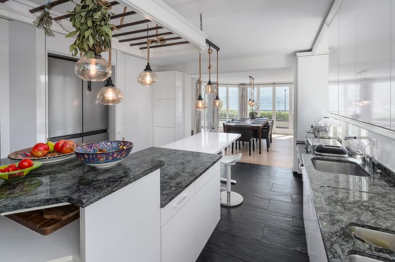 Spacious 12-room single-family house with a dreamy lake and mountain view in Stäfa (3)