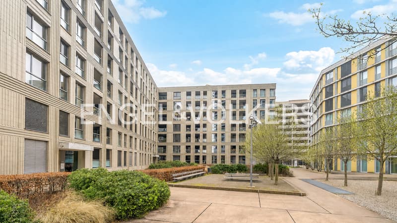 Der begrünte Innenhof vermittelt Ruhe, Offenheit und ein angenehmes Wohnumfeld mitten in der Stadt.