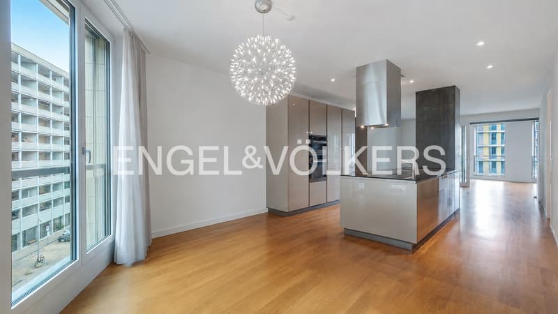 Ein stilvoller Essbereich mit viel Licht, klarer Architektur und direktem Bezug zur hochwertigen Küche.