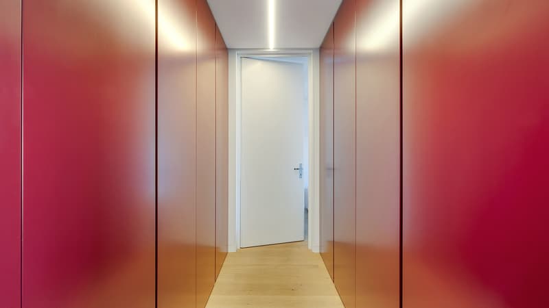 Grosszügige, begehbare Ankleide und Durchgang zum Schlafzimmer