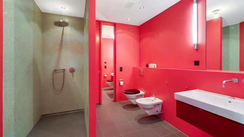 En-suite Badezimmer mit geräumiger Dusche, WC und Bidet