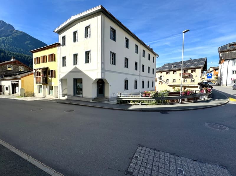 Locale commerciale attraente su Stradun nel centro storico del villaggio di Scuol (2)