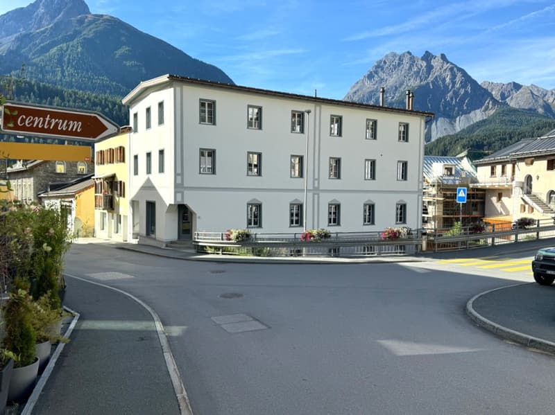 Locale commerciale attraente su Stradun nel centro storico del villaggio di Scuol (3)