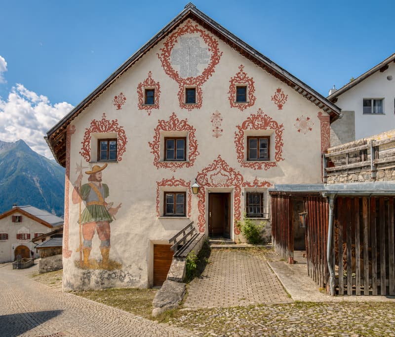 Alpine Idylle in Tschlin: Grosszügiges Engadinerhaus mit Stall (1)